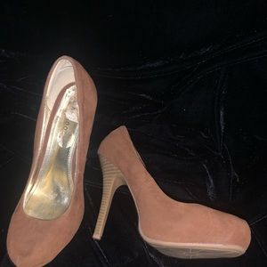 Bamboo brown, suede pumps